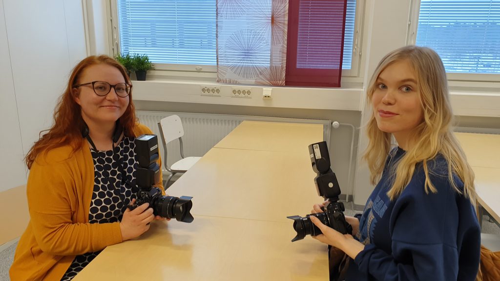 Krista Rantanen ja Roosa Tuovinen kamerat kädessä.