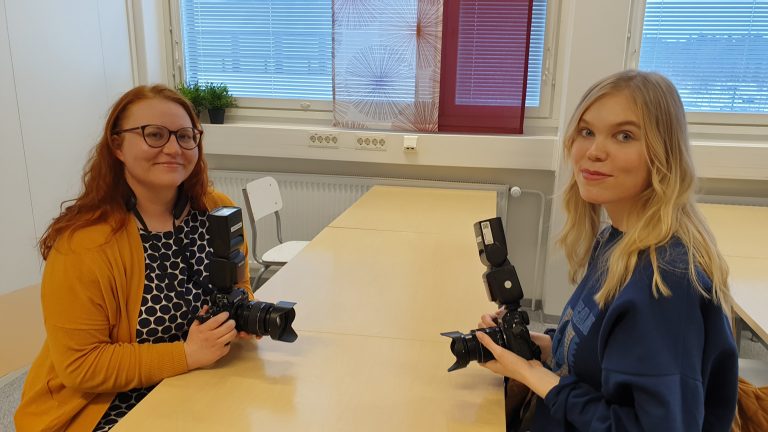 Krista Rantanen ja Roosa Tuovinen kamerat kädessä.