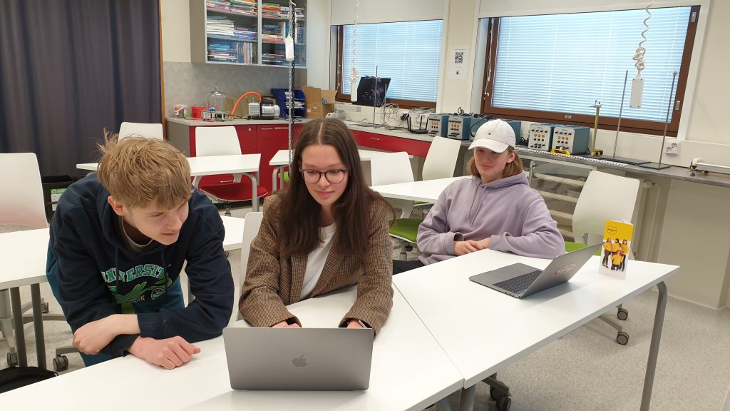 Riiko Karppinen, Elizaveta Komarova ja Lauri Aho katsovat tietokonetta.